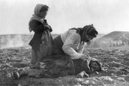 Армянская женщина и ее дети во время депортации в сирийскую пустыню