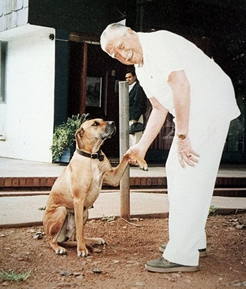 Бывший диктатор Пиночет играет во дворе дома со своей собакой
