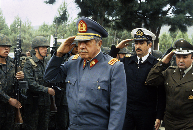 Пиночет оставался верховным главнокомандующим почти 10 лет после того, как покинул пост президента
