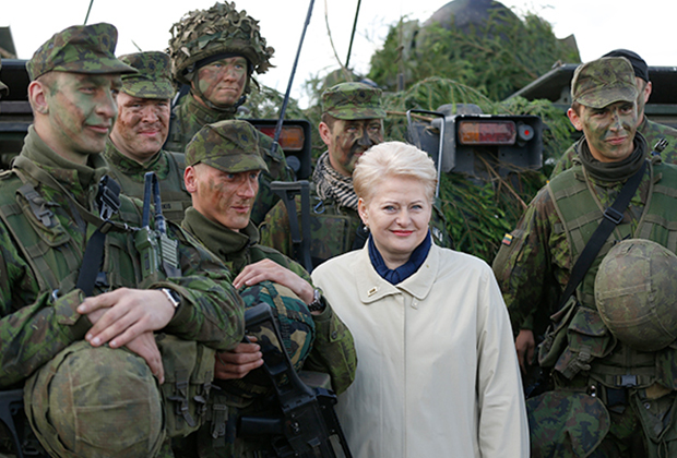 Президент Литвы Даля Грибаускайте во время военных учений Saber Strike на военной базе Рукла