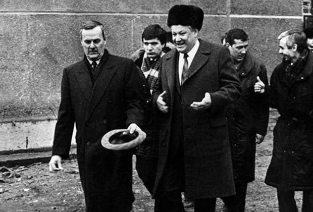 Анатолий Собчак и президент России Борис Ельцин во время посещения Кировского завода