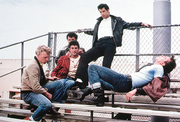 В фильме «Бриолин», вернувшем моду на молодежную стилистику 50-х, далеко не все ходили в кожаных куртках, но абсолютно все подворачивали джинсы.