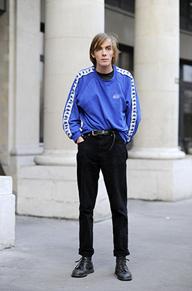 Мастер-класс по правильному ношению подворотов от модели Джо Скилтона после показа Paul Smith на Парижской неделе моды 2015 года. В случае с высокими ботинками подворот должен проходить по их внешнему краю, а носки не могут быть видны.