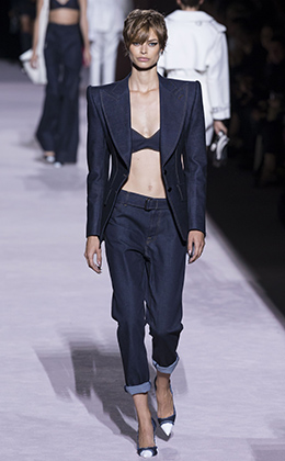 Вслед за мужчинами подворачивать брюки и джинсы начали и девушки. Тройной подворот на показе Tom Ford во время недели моды в Нью-Йорке в сентябре 2017 года. 