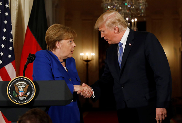 Трамп крепко пожал руку Меркель