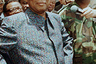 Пестрый абакост, леопардовая шапка-пирожок и очки — неизменный образ Мобуту Сесе Секо на протяжении двух десятилетий. После его свержения и абакост, и вещи из леопарда стали в Демократической Республике Конго признаком дурного вкуса. 