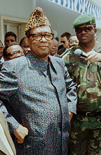 Пестрый абакост, леопардовая шапка-пирожок и очки — неизменный образ Мобуту Сесе Секо на протяжении двух десятилетий. После его свержения и абакост, и вещи из леопарда стали в Демократической Республике Конго признаком дурного вкуса. 