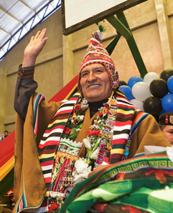 Свитером президент Боливии Эво Моралес подчеркивает свои левые политические взгляды, а пончо и шерстяной шапкой — индейское происхождение. 