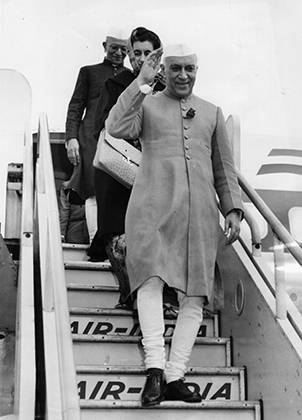 Жакет Неру, который носил сам Джавахарлал Неру, отличался увеличенной длиной и большим количеством пуговиц. В течение многих лет жакет был единственно возможной для лидеров Индии официальной одеждой. 