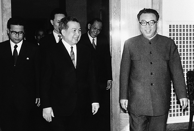 В 1975 году с официальным визитом в Пхеньян прибыли руководители Камбоджи. Все были одеты в европейские костюмы, а вот встречавший их Ким Ир Сен предпочитал френч. Северокорейский френч отличался от китайского наличием всего двух карманов.