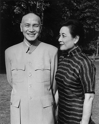 Чан Кайши был главным врагом Мао Цзэдуна, но одевались лидеры националистов и коммунистов одинаково. Во времена гражданской войны в Китае френч Мао чаще всего называли одеждой Чжуншань.