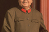 Мао любил одежду Чжуншань и практически не изменял френчу, который со временем стали называть в честь него. Красные нашивки на воротник и неизменная кепка с красной звездой придавали образу диктатора узнаваемости.