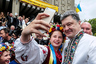 Петр Порошенко — один из первых президентов Украины, который стал надевать вышиванку на официальные мероприятия. Его предшественники вспоминали о национальной одежде исключительно 17 мая — на День вышиванки. 
