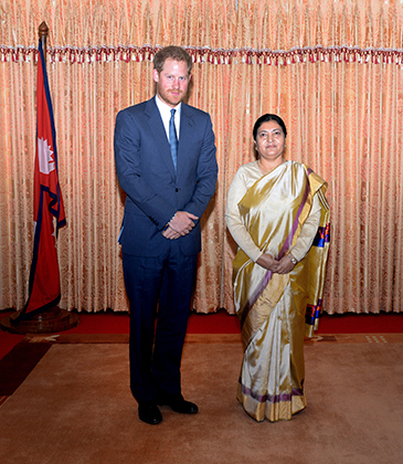 Президент Непала Бидхья Деви Бхандари надевает сари почти на все официальные мероприятия. Визит британского принца Гарри в страну не стал исключением.