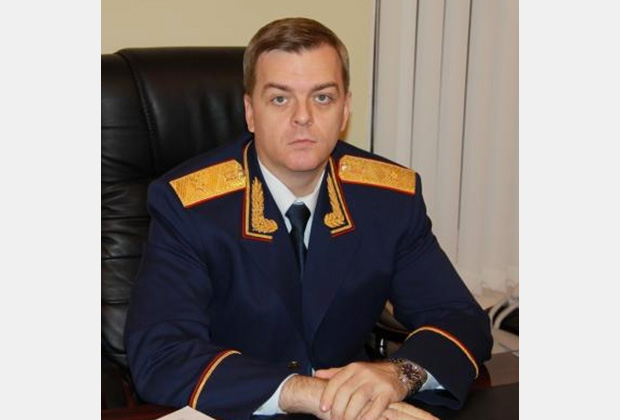 Парня трахнули на зоне, огромные члены в раздолбанных жопах