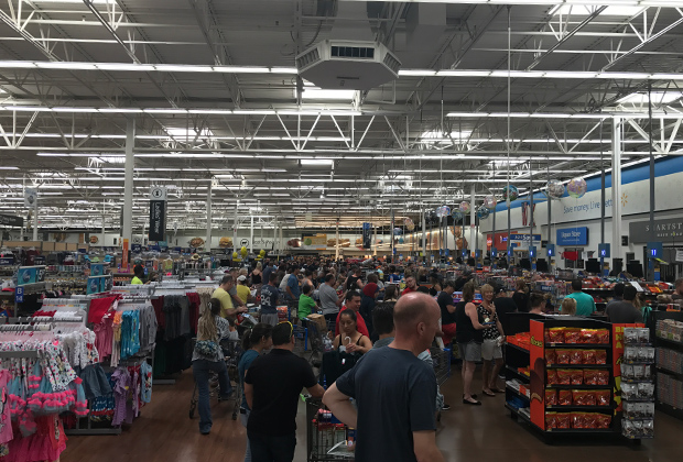 Очереди в магазине Walmart за день до урагана
