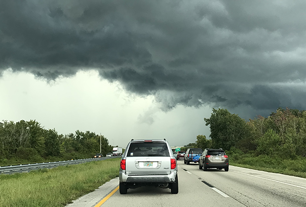 Затянутое тучами приближающегося урагана небо по дороге в город Киссимми, штат Флорида, США