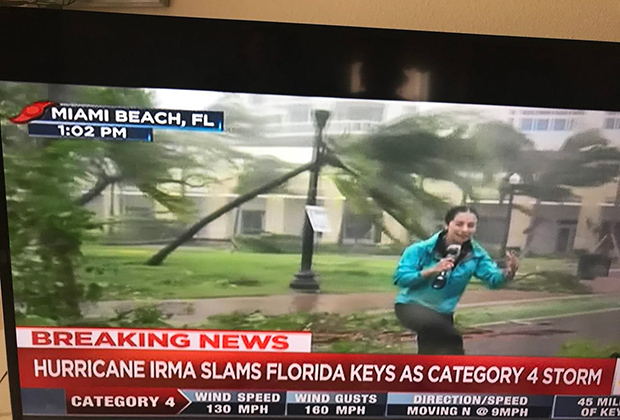 Корреспондент новостного канала рассказывает об урагане, находясь в эпицентре событий