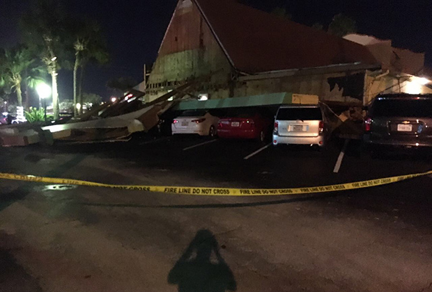 Упавшая на припаркованные машины крыша в городе Орландо, штат Флорида, США