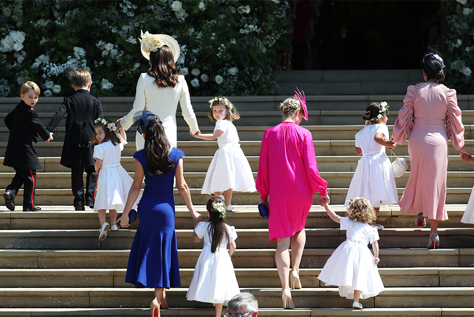 Дети принца Уильяма — четырехлетний принц Джордж и трехлетняя принцесса Шарлотта — прошли к алтарю вслед за Меган Маркл. Третий ребенок пары, новорожденный принц Луи, отсутствовал, поскольку ему нет и месяца.