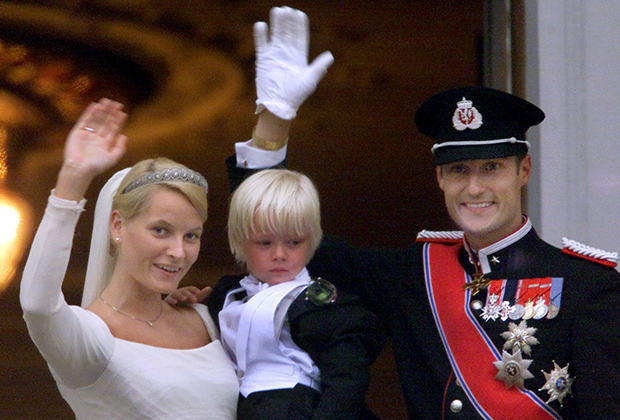 Свадьба норвежского кронпринца Хокона и кронпринцессы Метте-Маррит (на фото с сыном Мариусом)
