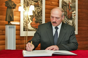 Батькина победа В Белоруссии создают свою великую историю. И переписывают мировую