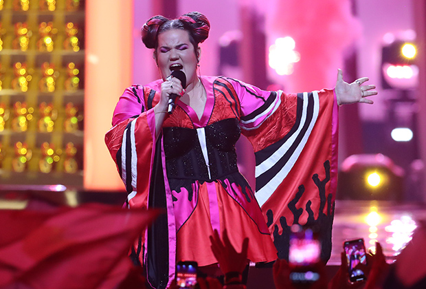 Певица Нетта Барзилай в платье в стиле кимоно