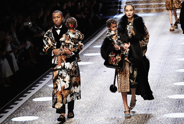 Джейсон Харви (слева) в пальто-кимоно на показе Dolce &amp; Gabbana в Милане (2017)