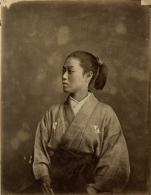 В 1873 году была основана ассоциация фехтования Gekken-kai, куда вошли представители самурайского сословия, в том числе женщины. Они демонстрировали свои боевые навыки в представлениях по всей Японии и были особенно популярны. Хотя используемые женщинами копья и кинжалы были частью самурайского арсенала, оружие часто передавалось в наследство дочерям японских аристократов, которые должны были уметь защищать свою семью.
