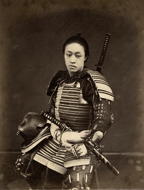 Фотография была сделана незадолго до окончательного запрета на ношение катан в общественных местах в 1876 году. 