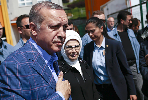 Эрдоган и так правит, как будто бы результаты прошлогоднего референдума о превращении Турции в президентскую республику уже вступили в силу
