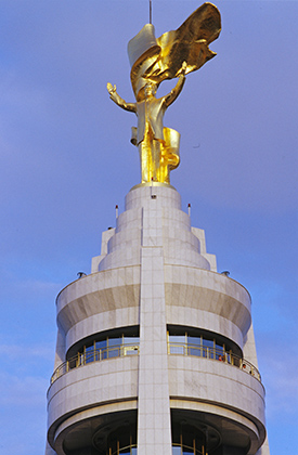 Позолоченный памятник Туркменбаши