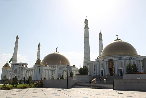 Родовая усыпальница семьи Ниязовых и главная мечеть Туркменистана Туркменбаши Рухы в селе Кипчак в 15 километрах от Ашхабада

