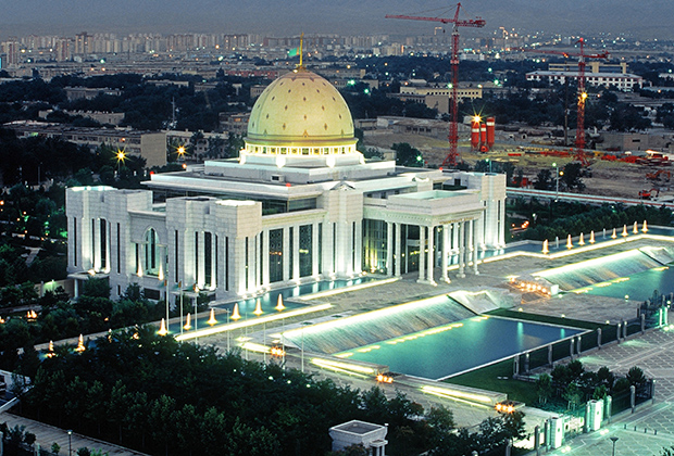 Дворец президента Республики Туркменистан Сапармурата Ниязова в Ашхабаде