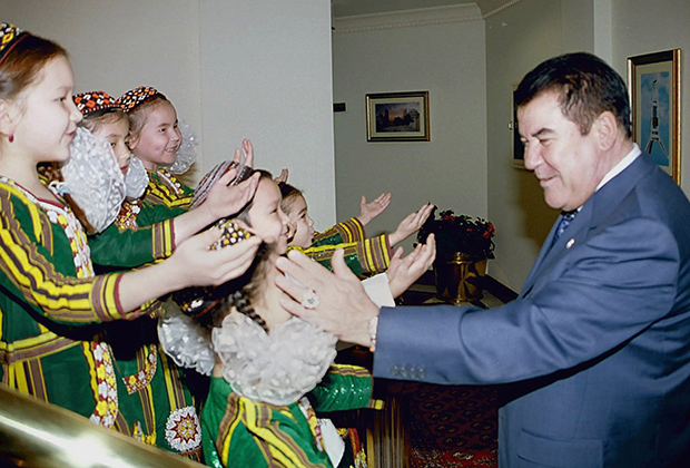 Президент Туркмении Сапармурат Ниязов во время церемонии открытия Дворца «Рухнама»