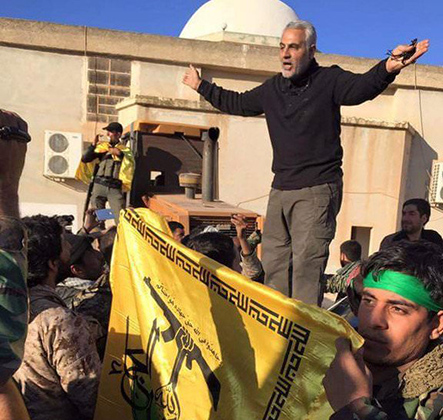 Сулеймани с боевиками группировки «Харакат Хезболла ан-Нуджаба»