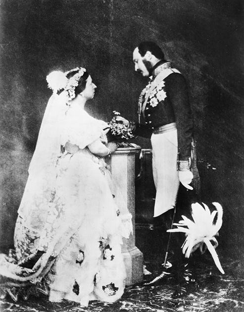 Королева Виктория и ее возлюбленный Альберт Саксен-Кобург-Готский, который приходился ей двоюродным братом, поженились в 1840 году. В то время свадьба между родственниками не считалась чем-то неординарным, зато своеобразный наряд, который Виктория надела на церемонию, шокировал всех. В день свадьбы девушка предстала перед изумленной публикой в несвойственном для той эпохи белом платье, украшенном белоснежными цветками апельсина. 

Пренебрежение традицией было с восторгом воспринято модным обществом и стало примером для подражания во всем мире.