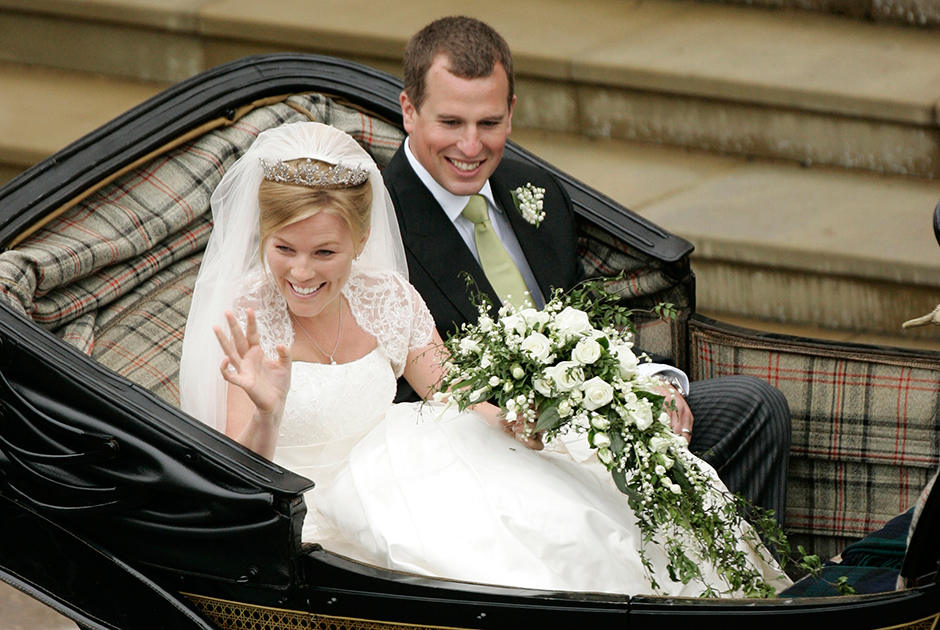 Старший внук британской королевы Питер Филлипс познакомился со своей будущей женой Отэм Келли на Гран-при «Формулы-1». Девушка долго не догадывалась о благородном происхождении молодого человека, а потом случайно увидела по телевизору репортаж о королевской семье. 

Чтобы стать невестой принца, Отэм пришлось переехать в Великобританию и принять англиканство. Церемония бракосочетания состоялась в 2008 году в Виндзорском замке в присутствии многих членов королевской семьи.