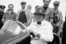 Смешная каска, перчатки как у сварщика, спортивная куртка и неизменная бабочка, — Майк Хоторн готов к старту Гран-при Великобритании 1952 года. 