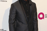 На официальных мероприятиях Хэмильтон все же предпочитает соблюдать дресс-код. Total-black в его исполнении на 24-й ежегодной вечеринке фонда Элтона Джона по борьбе со СПИДом.