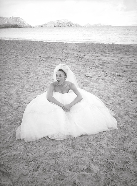 Хью Грант так и не сделал Элизабет Хёрли предложение, так что примерить свадебное платье актрисе удалось только на съемках рекламного ролика. Фламандский пляж, Сен-Бартелеми, 2000 год.