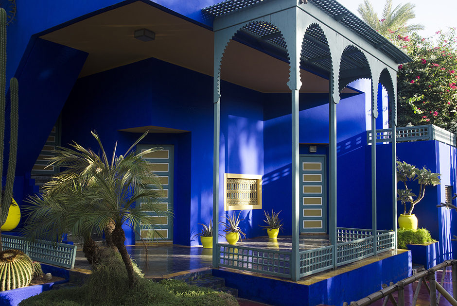 Уникальный синий цвет внешних стен здания так и называется — синий Мажорель, в честь художника. Он резко контрастирует с окружением.