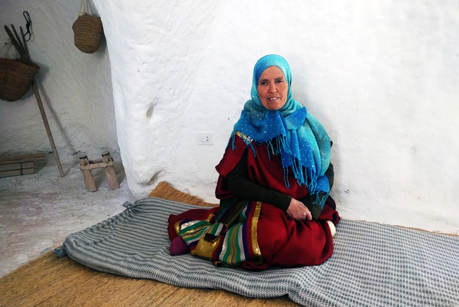 Живущие в Тунисе племена берберов предпочитают не строить свои дома на поверхности земли, а выкапывать их на глубине более десяти метров. Из-за этого племя называют «троглодиты», что означает «живущие в пещере».

