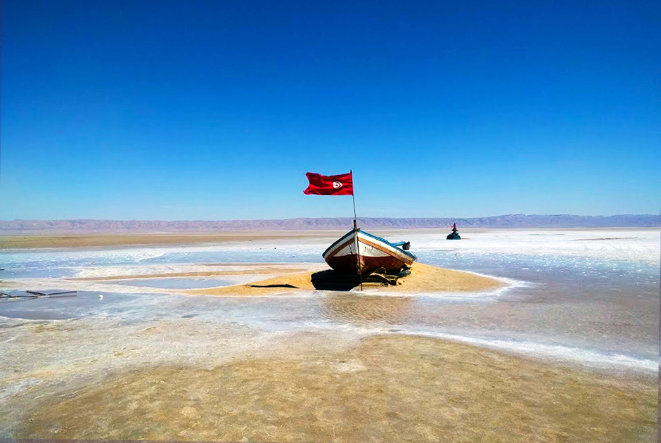 Озеро Шотт-Эль-Джерид по праву можно назвать чудом юга Туниса, как и пустыню Сахара. Ровная поверхность, покрытая тончайшей корочкой из соли, простирается на площади пять квадратных километров. Миражи, искрящиеся на солнце горы из соли, розовые, зеленые и фиолетовые сульфатные воды, порывистый ветер — все это привлекает туристов.