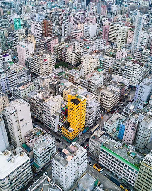 В каменных джунглях Гонконга поймать яркий кадр оказалось куда сложнее. Но фотограф Виктор Ченг сумел обнаружить бананово-желтый небоскреб среди серого моря панельных многоэтажек.