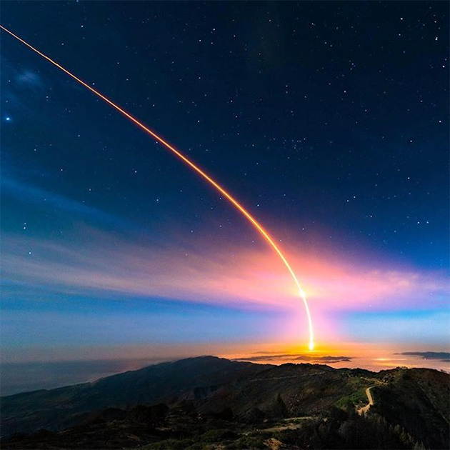 Яркий след от запущенного NASA марсохода InSight запечатлел фотограф Энди Фортсон. «Когда ракета пропала из виду, я посмотрел на свой кадр и увидел эти цвета. Я был потрясен, вышло даже лучше, чем я надеялся», — похвастался он.