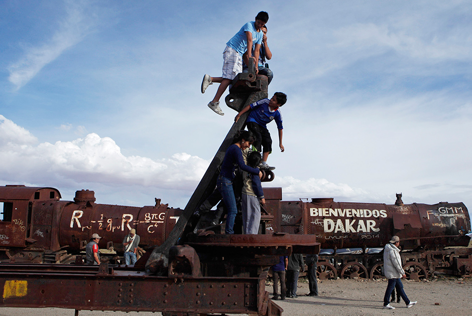 Кладбище поездов — одна из достопримечательностей Боливии, поэтому организаторы ралли-рейда Dakar, составляя маршрут гонки, не могли не проложить его мимо заброшенных локомотивов. Местные жители тут же расписали поезда приветственными лозунгами. 