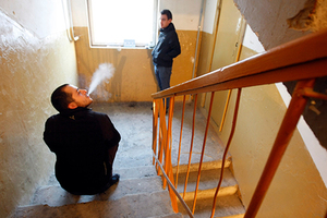 Будем гасить Курильщиков заперли в собственных квартирах, но от этого не легче 