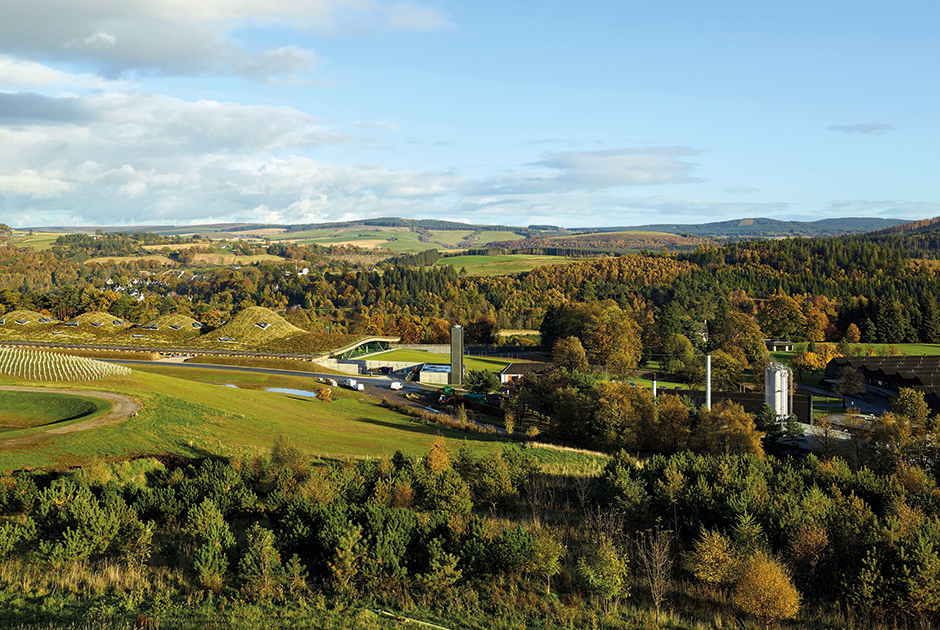 Новая дистиллерия The Macallan расположена в регионе Спейсайд, который часто называют «золотым треугольником шотландского односолодового виски». Мягкий  климат и кристально чистые горные источники стали идеальными условиями для выращивания солодового  ячменя и, как следствие, секретом самого благородного виски Шотландии.