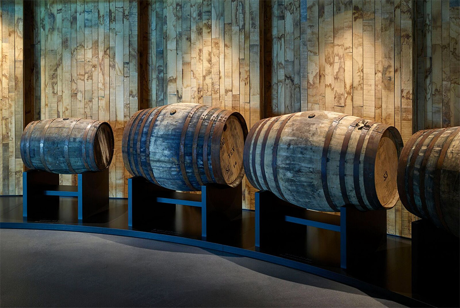 Уникальный вкус виски из Спейсайда — заслуга не только местного климата, но и бочек. Легендарный фотограф Альберт Уотсон проследил весь жизненный цикл бочек — от лесов Испании до винокурен The Macallan. 